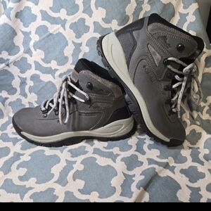 Basically new Women’s Newton Ridge™ Plus Waterproof Hiking Boot sz 7